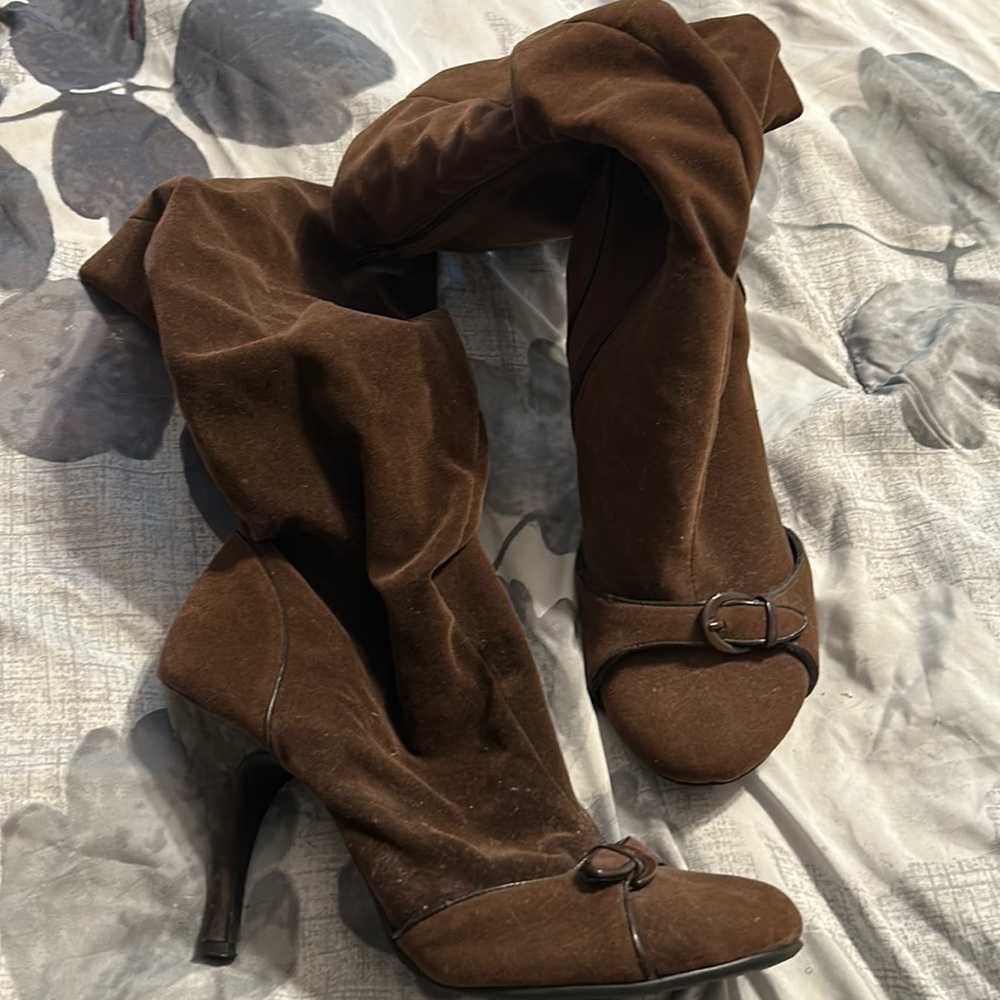 brown boots never worn. Can be worked scrunched or all the way up.